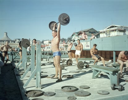 Hombres levantando pesos en Santa Monica, California, en 1956.