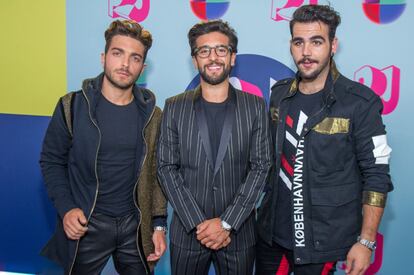 El trio italiano Il Volo también acudió a la gala latina. Durante la transmisión y en las redes sociales, Univisión promovió su campaña "Se habla USA", en la que defiende la biculturalidad de los latinos y el libre uso del español en Estados Unidos, e hizo un llamado para que los jóvenes se inscriban en los centros electorales y participen en los comicios legislativos y locales de noviembre venidero.