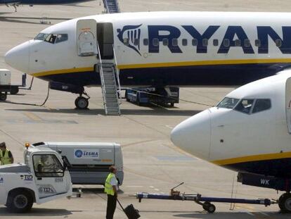 Dos aviones de la aerol&iacute;nea irlandesa  Ryanair. / EFE