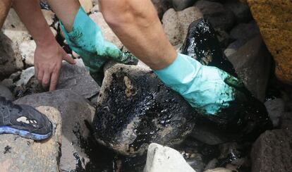 Voluntario limpian de fuel la playa de La Cantera a finales de abril.