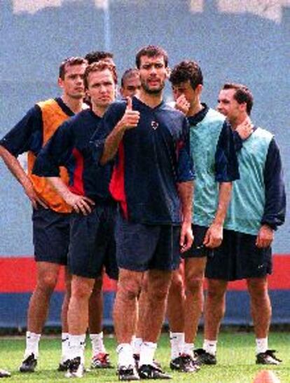 Guardiola encabeza el grupo azulgrana en un entrenamiento.