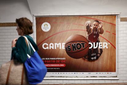 Poster de los juegos este lunes en el metro de París.