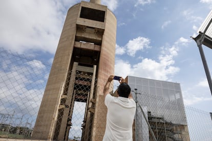 Un visitante ante las imponentes torres del complejo de las Tres Chimeneas de Sant Adrià, la antigua central térmica cuya sala de turbinas ha abierto por primera vez al público durante la bienal de arte Manifesta.