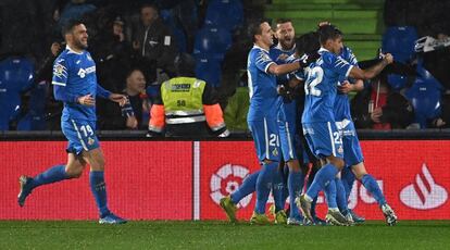 Los jugadores del Getafe celebran uno de los goles.