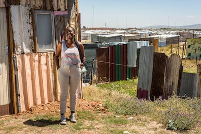 “Nos recomiendan que llevemos siempre condones, pero luego ellos te dicen: ‘Oye nena, no puedes comerte un plátano con la cáscara, necesitas pelarlo, ya sabes...”. Con esta frase, Sisanda Khuzami, de 22 años, da una idea del talante de los chicos de su edad ante el preservativo.