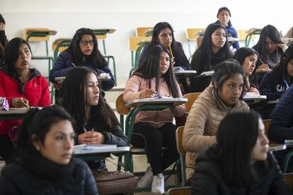 En Huancavelica, según datos de 2017, el 15% de las adolescentes de entre 15 y 19 años estaban embarazadas o ya eran madres. Deysi lo ha visto en cinco compañeras de colegio que, cuenta, dejaron los estudios para cuidar de sus bebés.