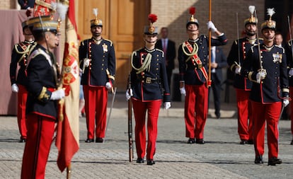 La princesa de Asturias, Leonor de Borbón, desfila antes de jurar bandera. 