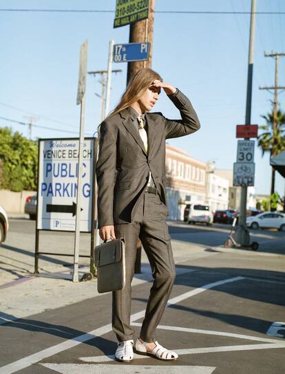 Traje, camisa y corbata Prada. Las sandalias son Church’s y el maletín, Hermès.