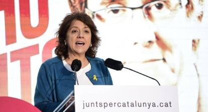 La alcaldesa de Vic, Anna Erra, se dirige a sus simpatizantes tras su victoria en las elecciones del 26 de mayo.