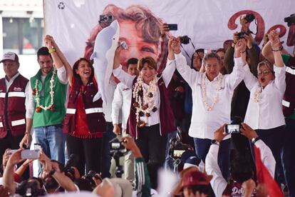 Delfina Gómez (al centro) durante un evento en el Estado de México.