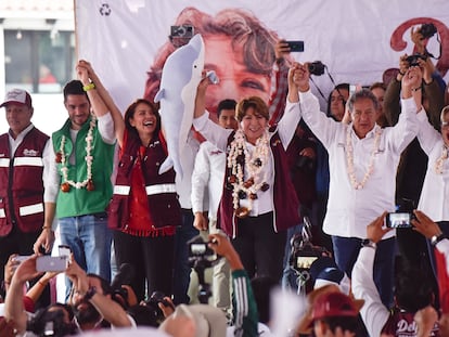 Delfina Gómez (al centro) durante un evento en el Estado de México.