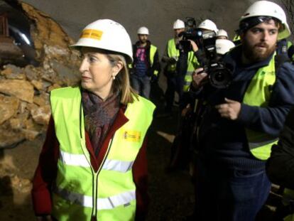 La ministra Ana Pastor visitando el túnel del AVE en Callosa