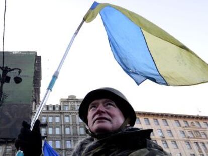 Un manifestante antigubernamental ondea una bandera ucraniana este jueves en las calles de Kiev. 