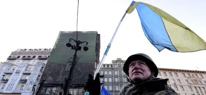 Un manifestante antigubernamental ondea una bandera ucraniana este jueves en las calles de Kiev.