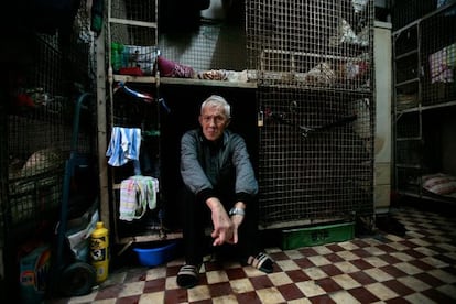 SOCO, organización social de Hong Kong, denuncia la existencia de jaulas en las que duermen unos 100.000 ancianos y refugiados.