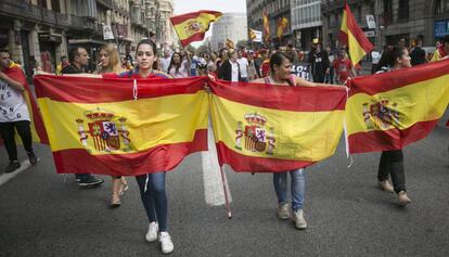 Jóvenes en una manifestación por el centro de Barcelona convocada por Societat Civil Catanala.