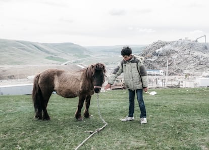 Pata Rat é uma área nos arredores de Cluj-Napoca, uma cidade ao norte da Romênia, onde há um lixão no qual vivem quatro comunidades ciganas. Há dois anos, as autoridades despejaram à força cerca de 300 habitantes - a maioria ciganos - da rua Coastei. Desde então, a maioria vive ao lado deste lixão, onde também há um depósito de lixo químico. Atualmente, existem 80 famílias, com cerca de 400 pessoas, além de outras 2.100 nos arredores. Estima-se que 1.500 sejam crianças, de acordo com a ONG Small Steps Project, que realiza trabalhos sociais neste local. O aterro existe há mais de 20 anos e tem cerca de nove hectares.