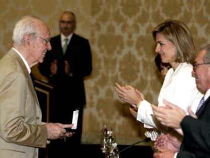 Pablo Palazuelo recibe de la infanta Cristina la medalla del Premio Velázquez, ante Eduardo Serra.