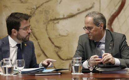 El presidente de la Generalitat, Quim Torra, acompañado por su vicepresidente, Pere Aragonés (i)