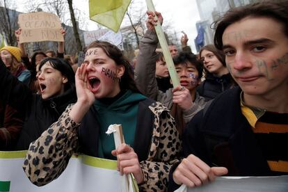 Una joven grita consignas contra el cambio climático durante la protesta en Bélgica (Bruselas).
