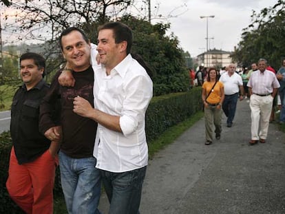 Otegi, a su salida ayer de la prisión de Martutene, tras cumplir una pena de 15 meses.