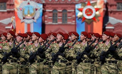Militares rusos marchan por la Plaza Roja durante las celebraciones del Día de la Victoria.