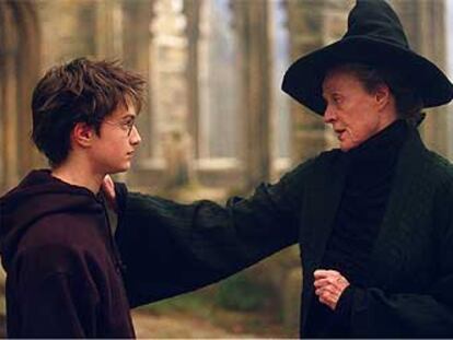 Daniel Radcliffe y Maggie Smith, en la película.