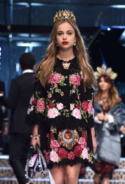 Lady Amelia Windsor desfilando para Dolce & Gabanna el 26 de febrero de 2017 en Milán.