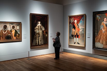 Una persona observa una obra durante la presentación de la exposición 'Tornaviaje. Arte Iberoamericano en España' en el Museo del Prado.