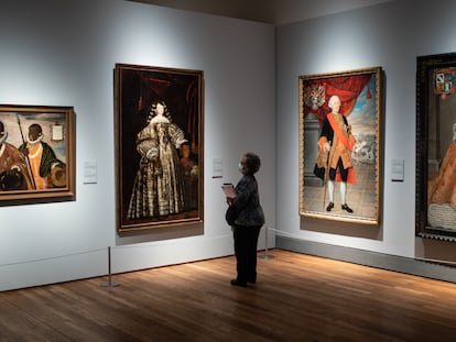 Una persona observa una obra durante la presentación de la exposición 'Tornaviaje. Arte Iberoamericano en España' en el Museo del Prado.