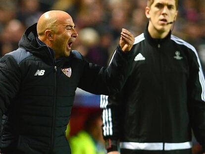 Sampaoli se queja de una decisión arbitral.