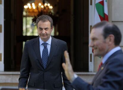 Zapatero e Ibarretxe, antes de la reunión.