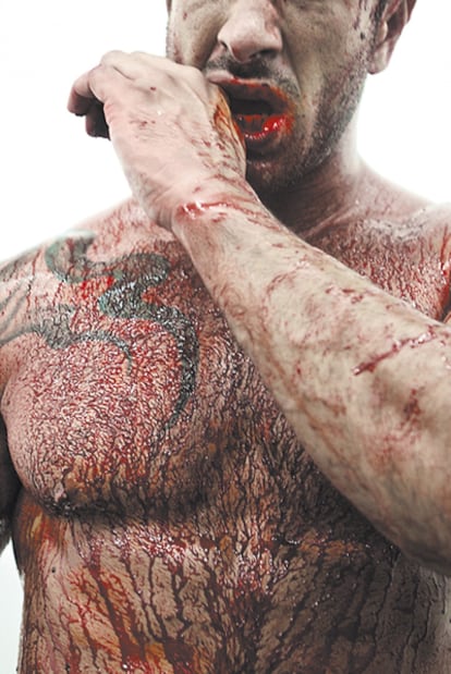 <b>En <i>L. A. zombie,</i> el actor porno François Sagat es un muerto viviente sediento de hombres que revive a los difuntos con su vigor sexual.</b>