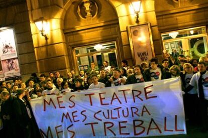 Protesta de los actores valencianos, ayer, ante el Teatro Principal de Valencia.