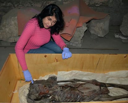 La ivestigadora Sahar Saleem junto a la momia de la mujer que grita.