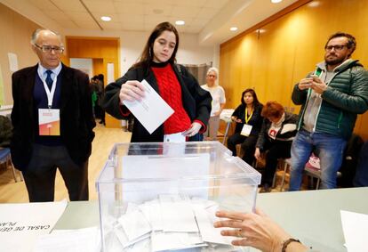 Laura Sancho, la joven de 18 años que ha cedido su voto al expresidente de la Generalitat Carles Puigdemont al no poder votar en Bruselas, que se ha mostrado orgullosa de haber tomado esta decisión para "ayudar" al candidato de JxCat, huido en Bélgica, y para animar a los jóvenes a implicarse en política.