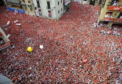 Miles de personas se congregan en la plaza del Ayuntamiento de Pamplona en el chupinazo, en 2009.