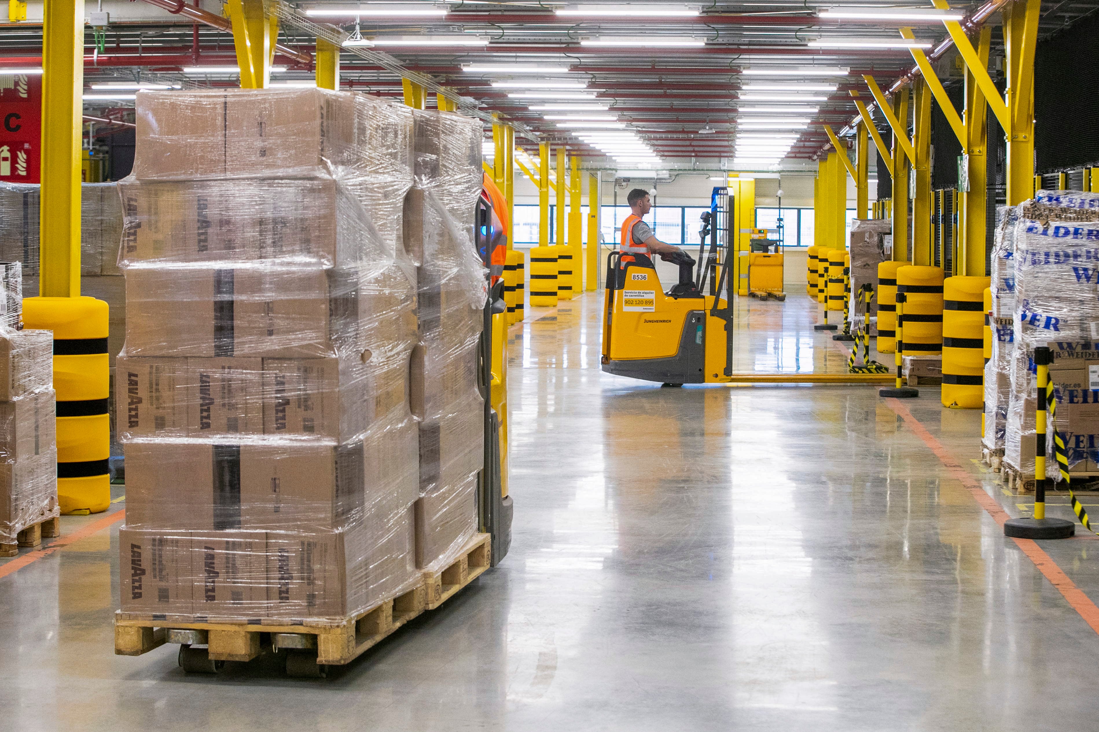 Interior del centro logístico de Amazon en Zaragoza.