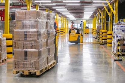 Un trabajador del centro logístico de Amazon en la Plataforma Logística de Zaragoza.