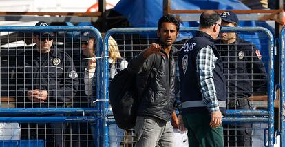 Uno de los migrantes devueltos por Grecia tras desembarcar en el puerto de Dikili (Turquía), el 4 de abril de 2016.