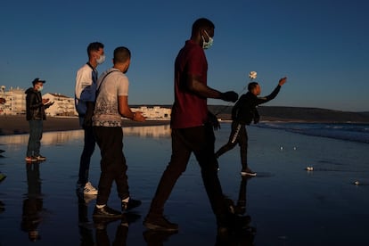 Un grupo de jóvenes lanza flores en memoria los inmigrantes muertos y desaparecidos en el mar, el jueves pasado en Barbate (Cádiz).