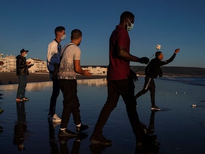 Un grupo de jóvenes lanza flores en memoria los inmigrantes muertos y desaparecidos en el mar, el jueves pasado en Barbate (Cádiz).