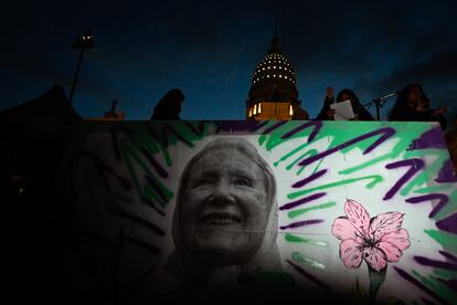 Un mural de Nora Cortina, la madre de la Plaza de Mayo fallecida recientemente, visto durante la protesta.