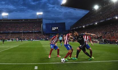 Benzema regatea antes del primer gol del Madrid.