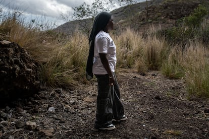 Ndeye Marie Wade, de 15 años, en el barrio tinerfeño donde se encuentra su centro de acogida. Ndeye es una de las 371 chicas que emigraron solas acogidas en Canarias.