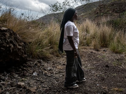 Ndeye Marie Wade, de 15 años, en el barrio tinerfeño donde se encuentra su centro de acogida. Ndeye es una de las 371 chicas que emigraron solas acogidas en Canarias.