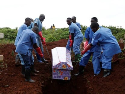 Trabalhadores da Cruz Vermelha durante o enterro, em 28 de março, de uma mulher vítima do ebola em Butembo.