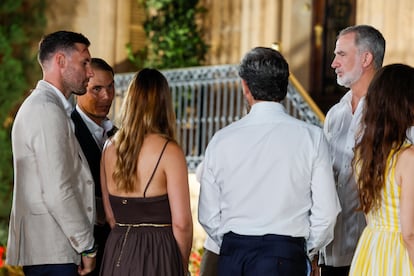 El rey Felipe VI conversa con el exjugador de baloncesto Rudy Fernández y con el extenista Rafa Nadal durante la recepción a las autoridades de Baleares y a una representación de la sociedad balear, este lunes en Marivent. 