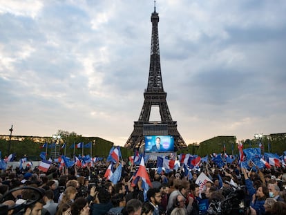 Partidarios de Macron celebran junto a la torre Eiffel en París el triunfo del candidato presidencial.