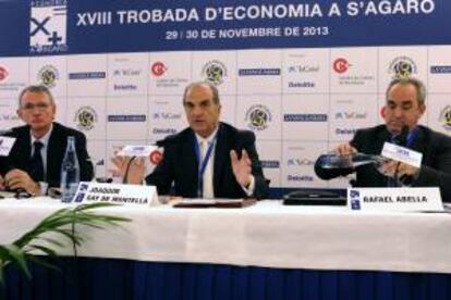 El presidente de la patronal Foment del Treball, Joaquim Gay de Montellà (c), junto al presidente del Cercle d'Economia, Antón Costas (i), y el moderador Rafael Abella (d), durante su participación en el XVIII Encuentro de Economía de S'Agaró.